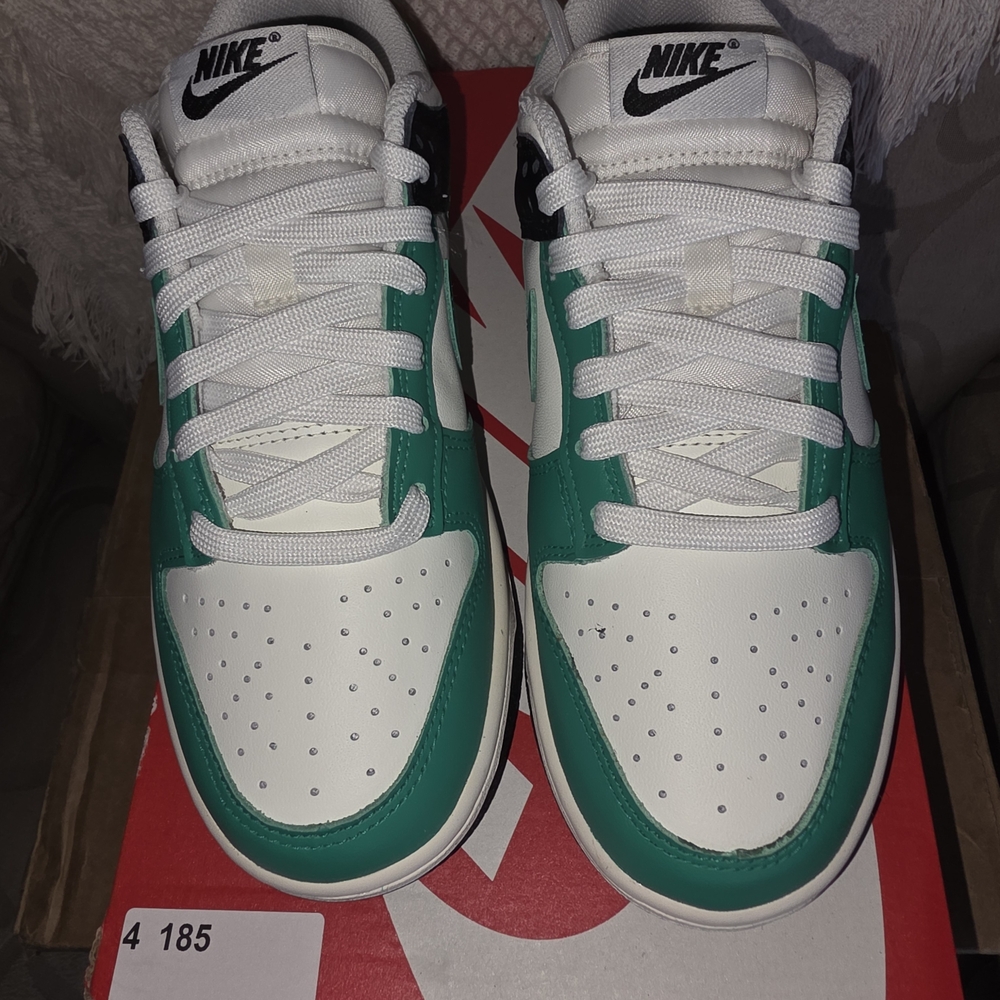 Women Nike Dunk Low In White and Green Sneakers. W8/ M6.5